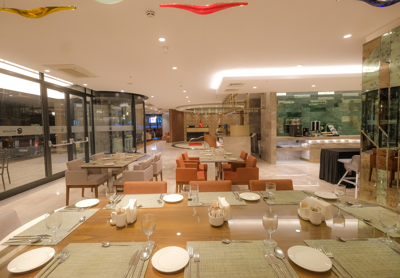 Otelde Sağlıklı ve Dinç Kalmanın Yolları: Seyahat Esnasında Fitness ve Beslenme İpuçları